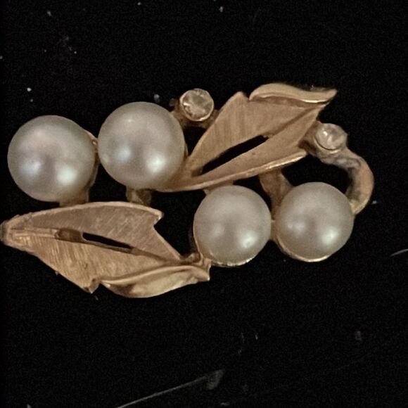 1” gold tone double leaf each with two simulated pearls/1 crystal charm/pendant - Picture 7 of 10